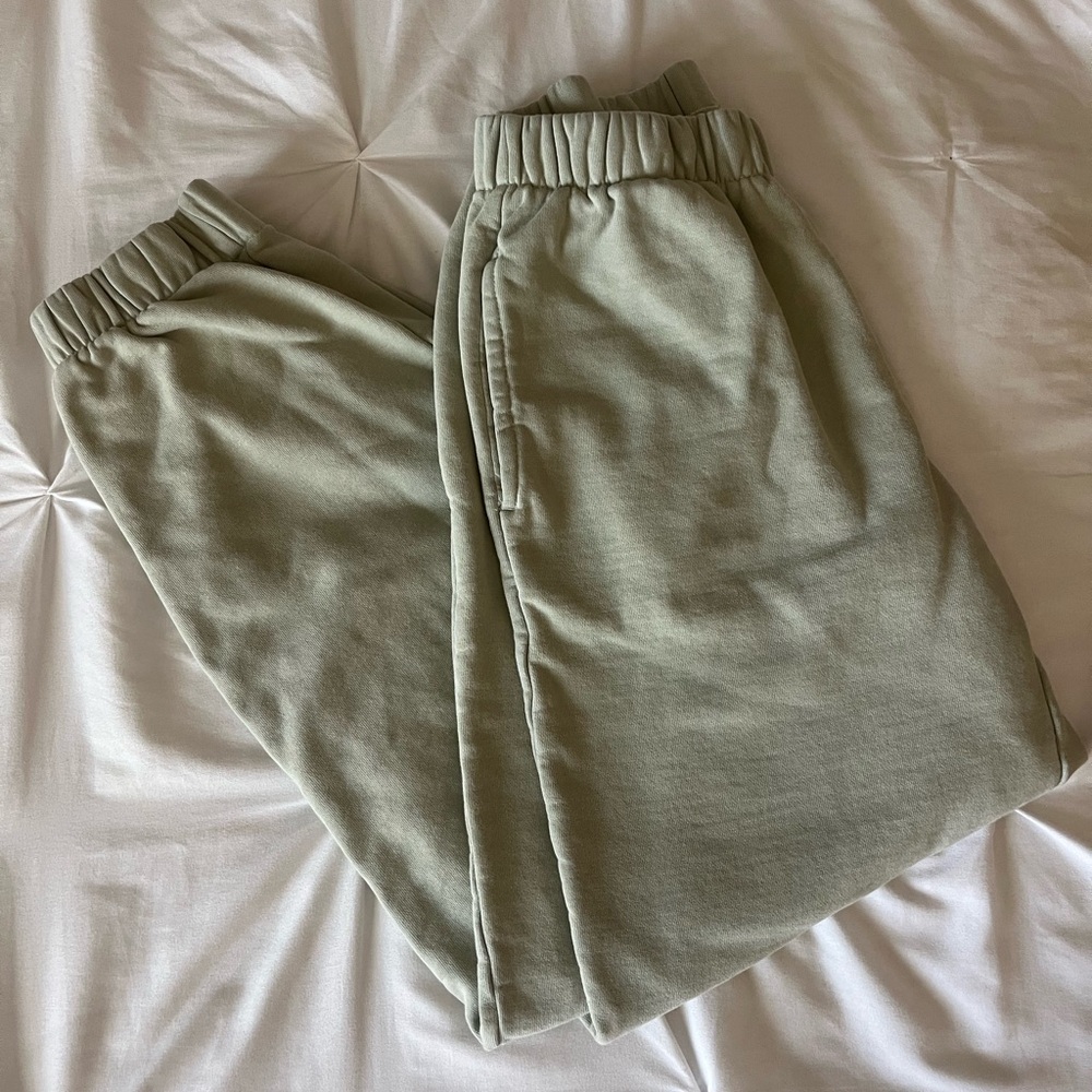 BRANDY MELVILLE SWEAT PANTS